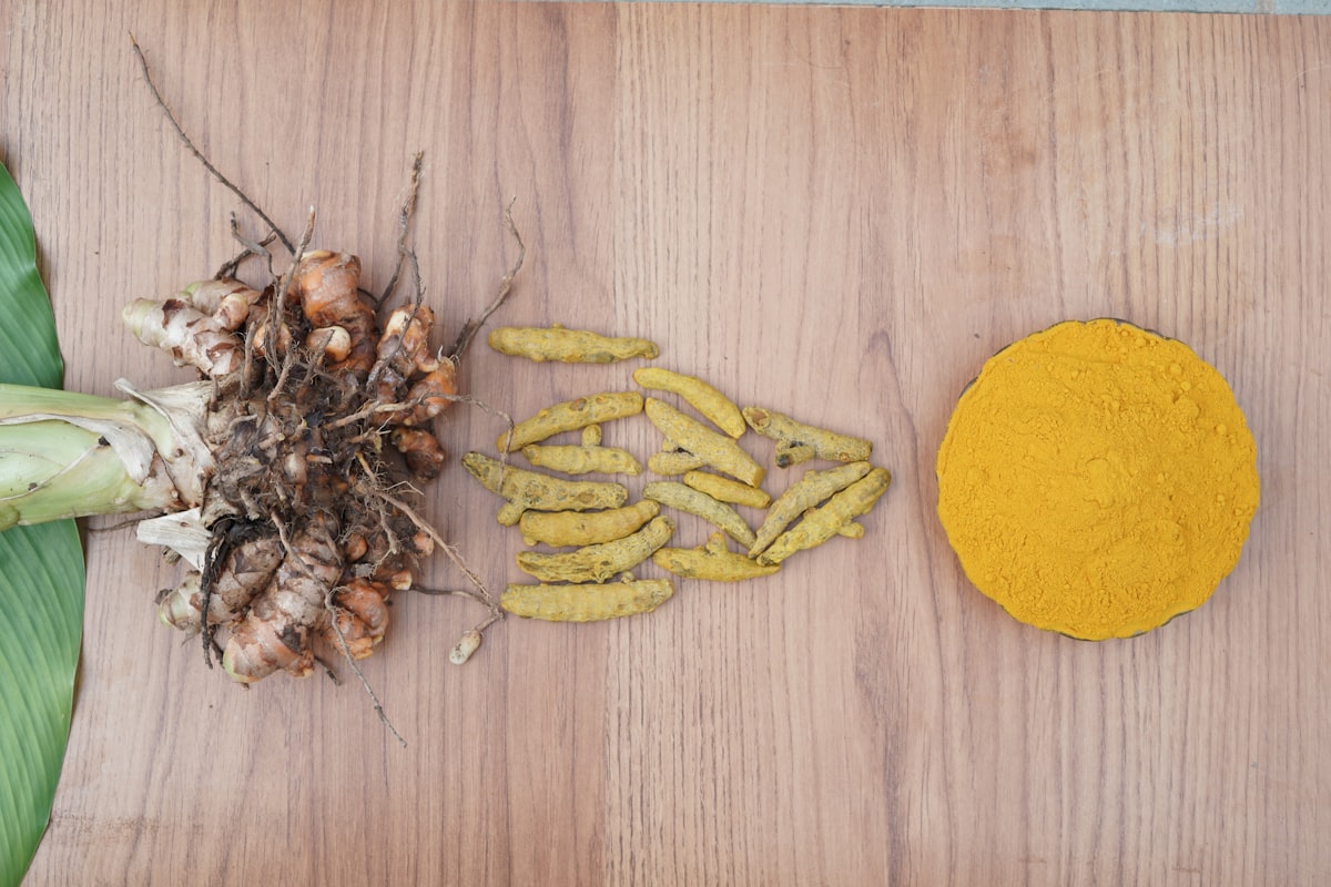 Piatto colorato con ricetta salutare e ingredienti freschi
